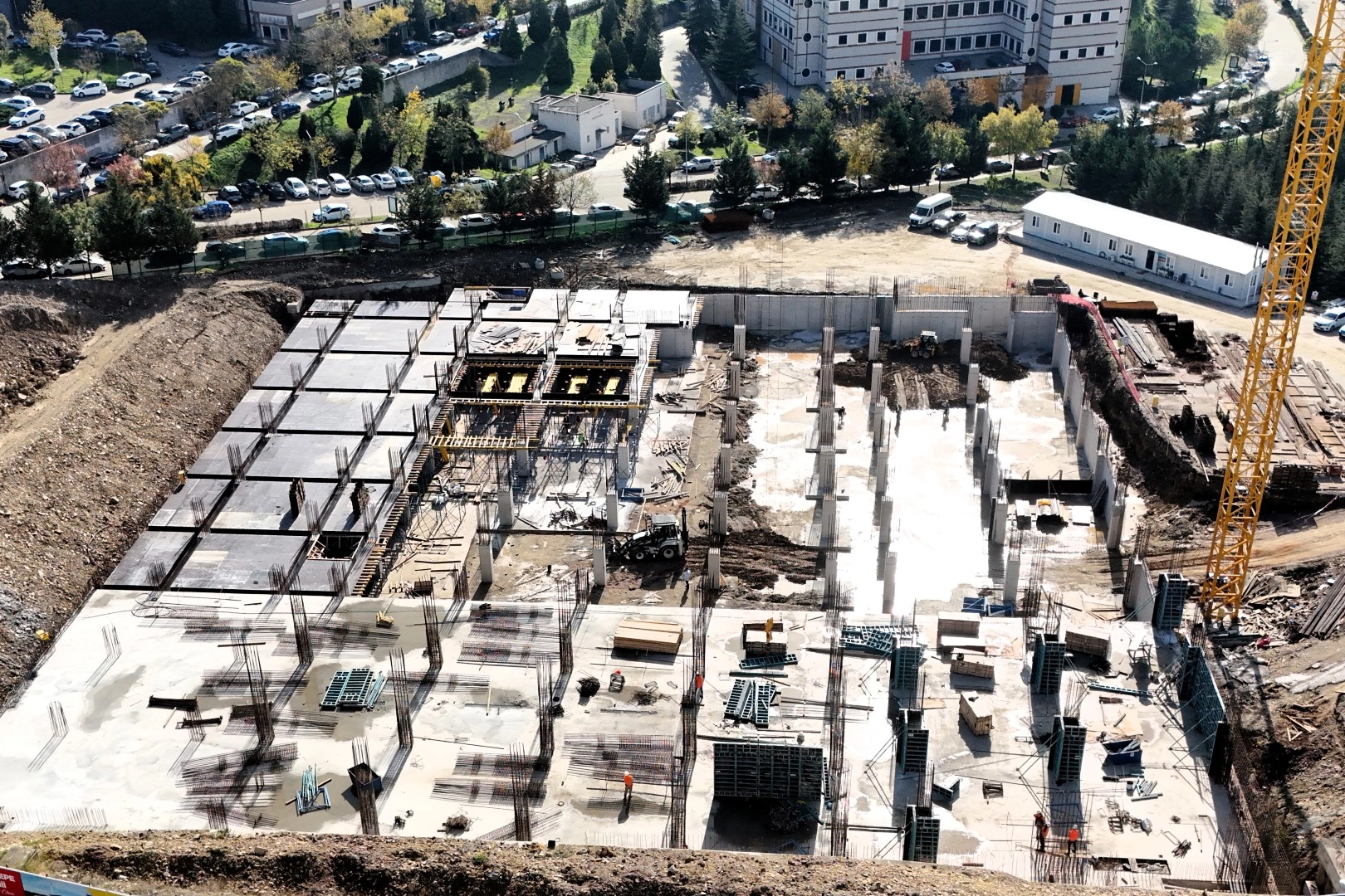 Kocaeli Umuttepe Kampüsü'nde camii ve otopark inşaatı yükseliyor