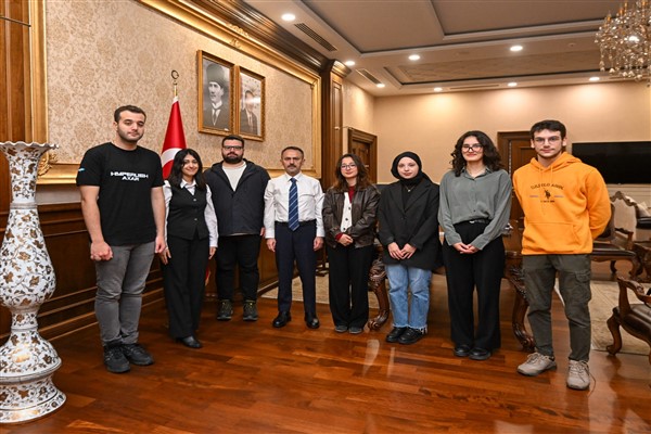 Kocaeli Üniversitesi Kılavuz Hyperush Geliştirme Takımı, Vali Aktaş’ı ziyaret etti