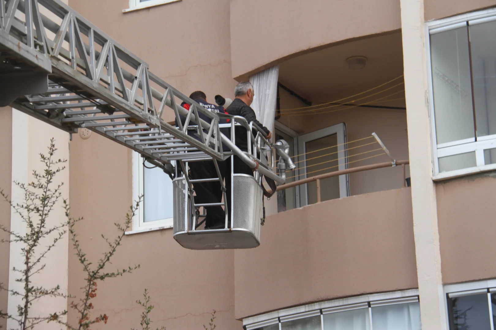 Konya'da 4 katlı binada çıkan yangında bir kadın yaralandı