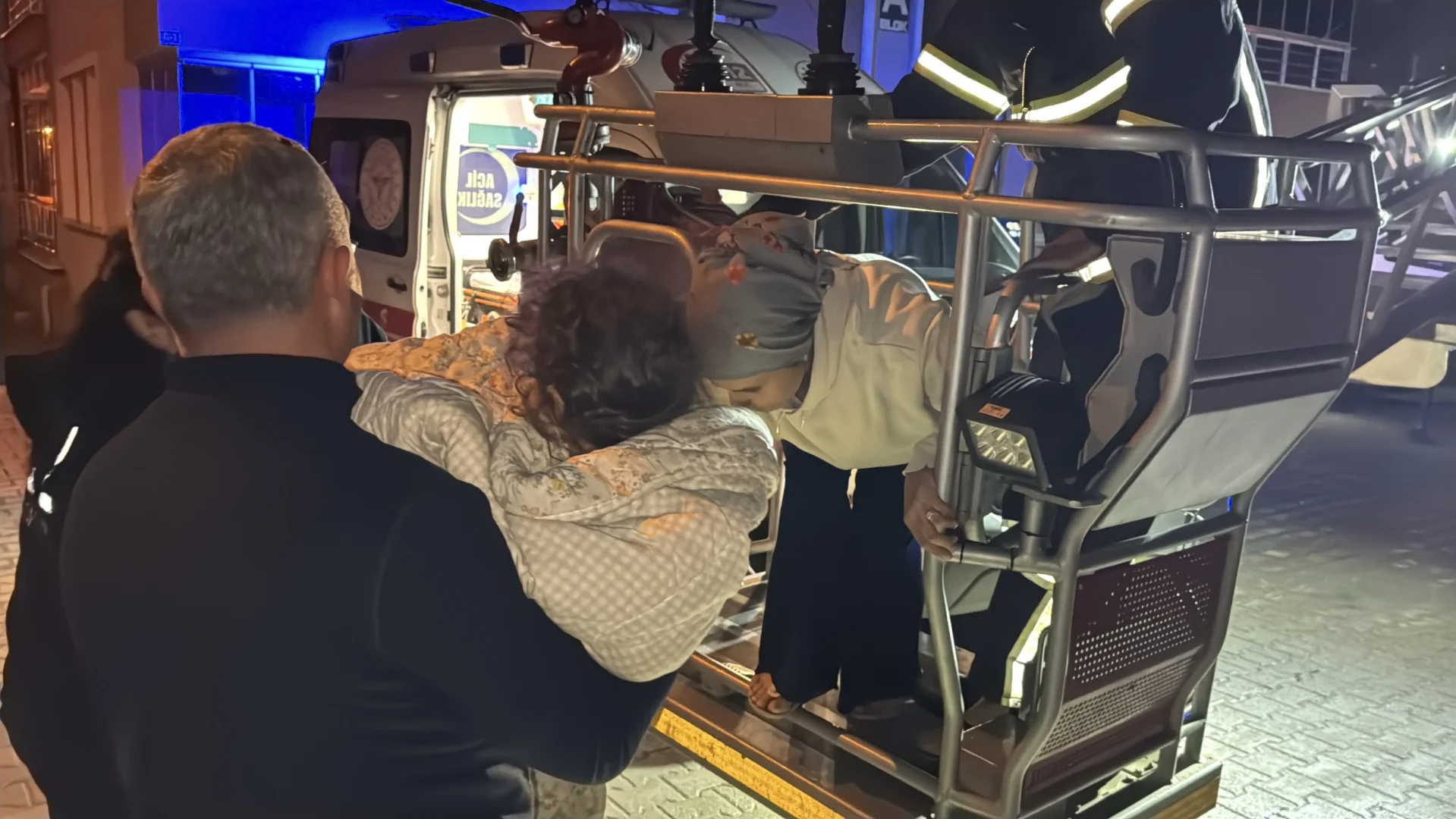 Kütahya'da apartmanda çıkan yangında mahsur kalan 5 kişi kurtarıldı