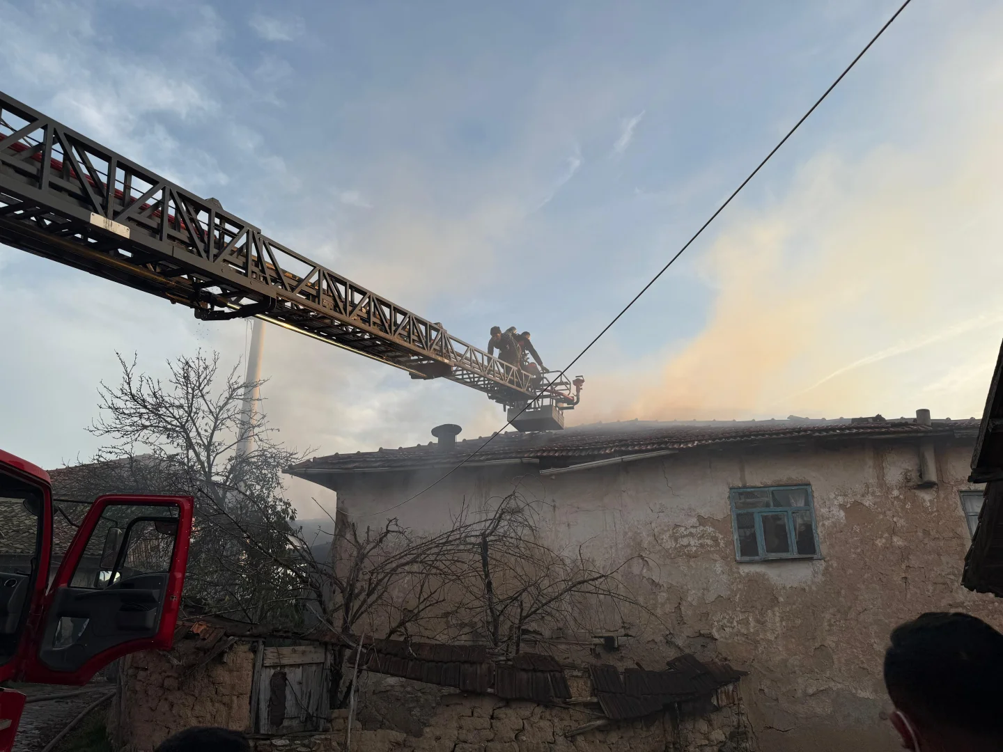 Kütahya'da köyde çıkan yangında 2 ev ile 1 ahır kullanılamaz hale geldi