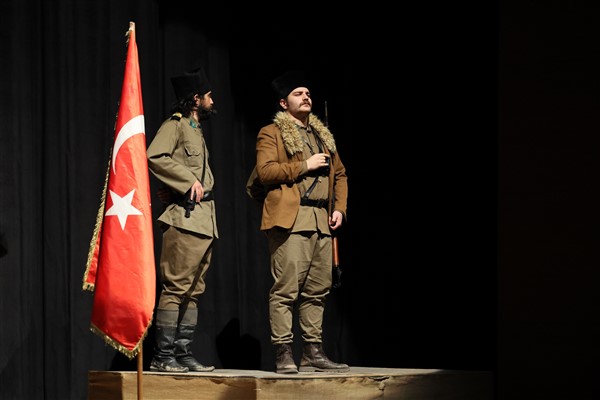 “Kuvayi Milliye Destanı” tiyatro gösterisi sahnelendi