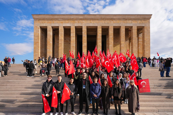 Maltepe Belediyesi, öğrencileri Anıtkabir'e götürdü