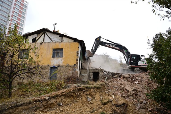 Mamak’ta üç metruk yapı yıkıldı