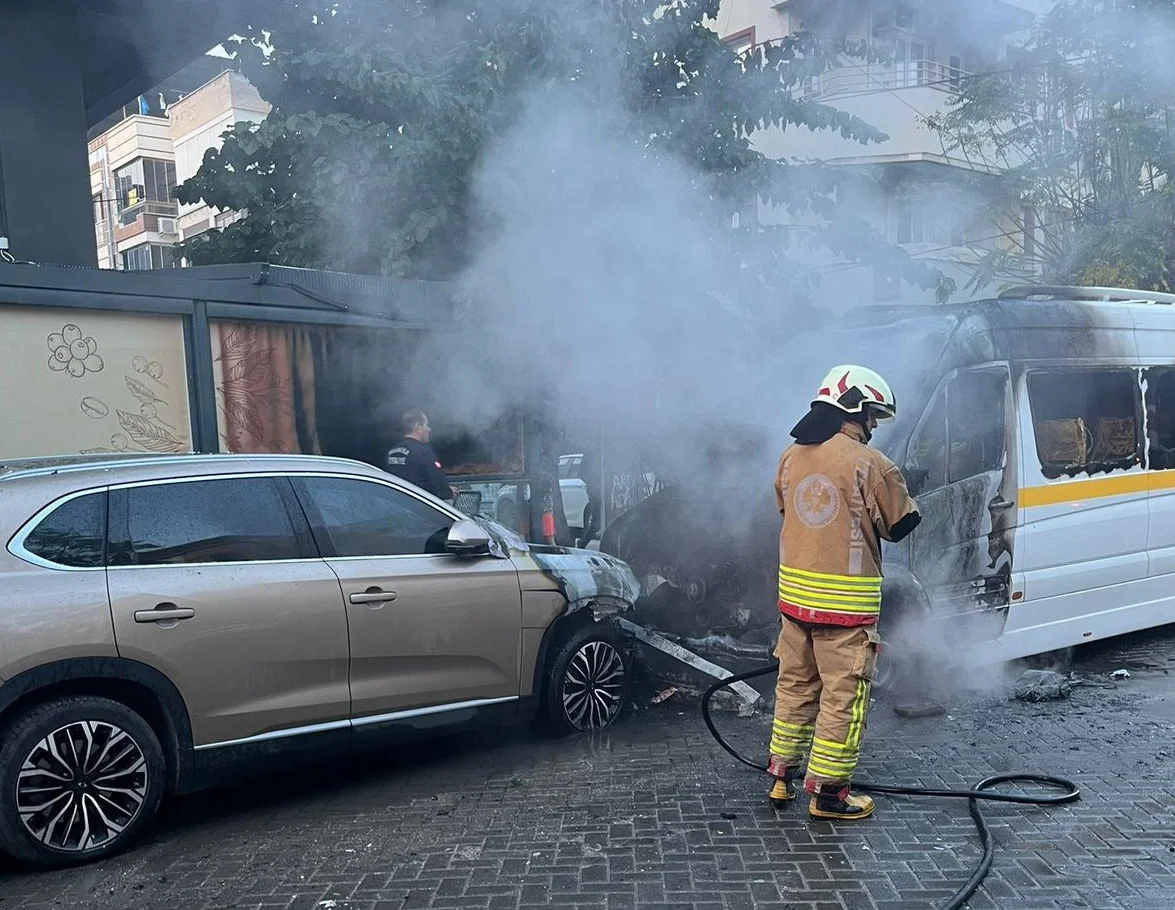 Manisa'da öğrenci servisinde çıkan yangın nedeniyle 2 araç hasar gördü