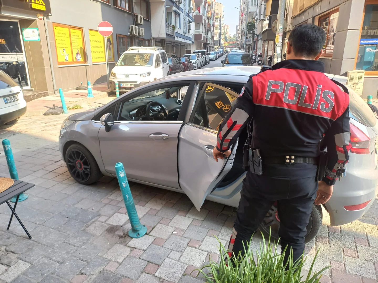 Manisa'da otomobilde uyuşturucuyla yakalanan 2 şüpheli tutuklandı