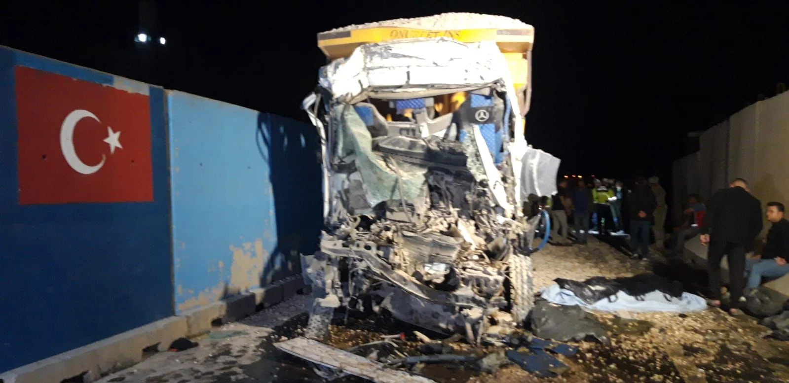 Mardin'de tır ile kamyonun çarpıştığı kazada 1 kişi öldü