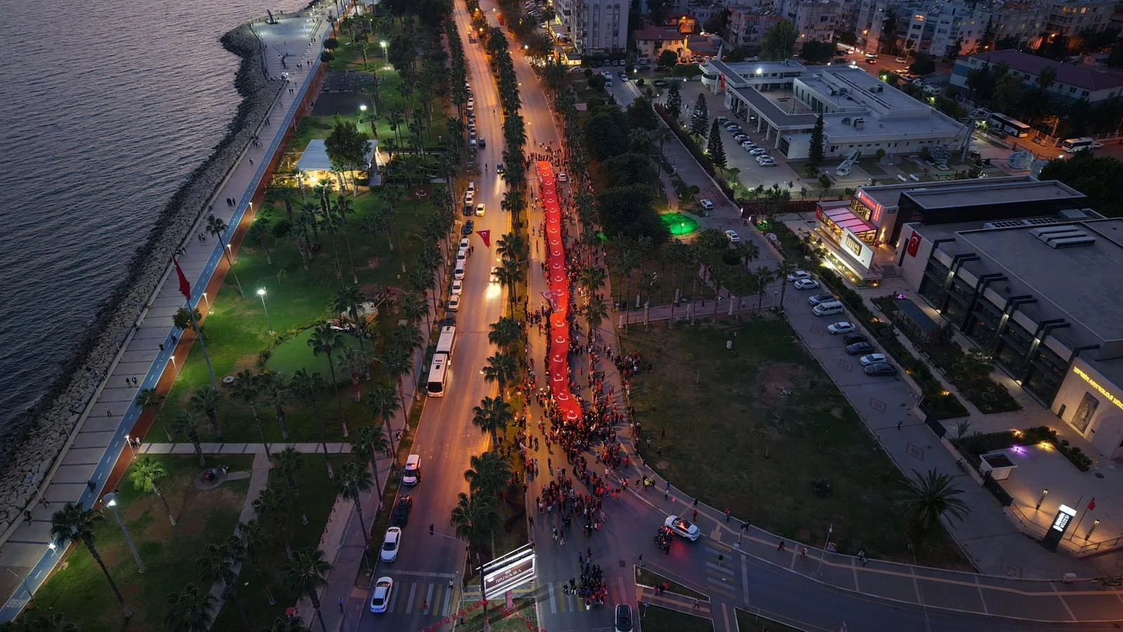 Mersin'de 102 metre uzunluğunda Türk bayrağıyla yürüyüş düzenlendi