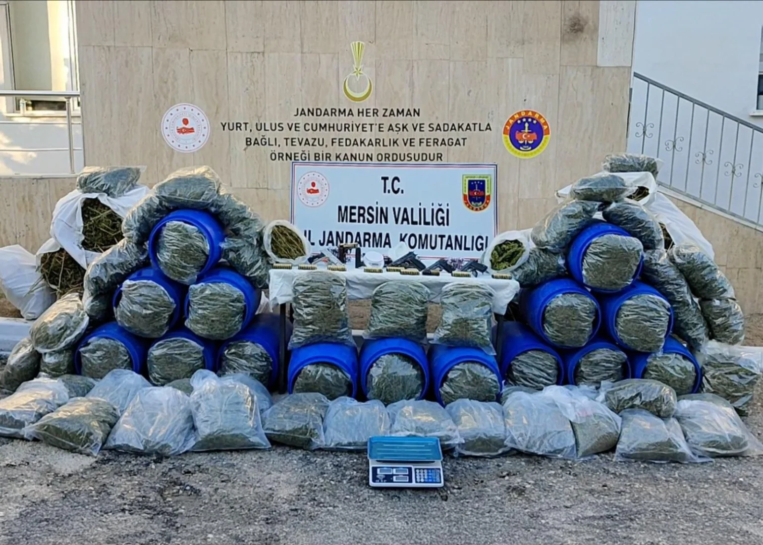 Mersin'de 220 kilogram esrar ve 1 kilogram kokain ele geçirildi