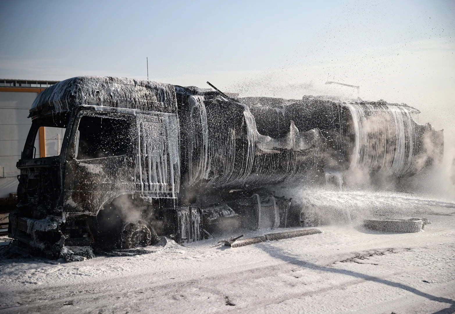 Mersin'de akaryakıt yüklü tankerde çıkan yangın söndürüldü