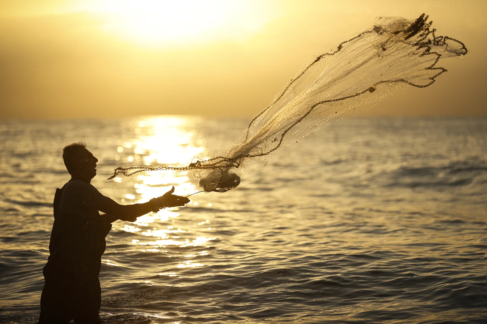 Mersin’de balıkçılar günün ilk ışıklarıyla ağlarını denize bıraktı