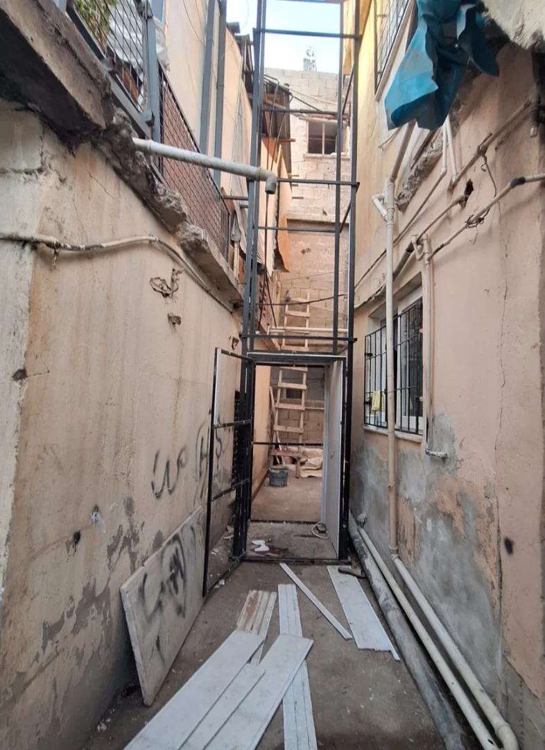 Mersin'de binanın dış cephesindeki asansörün düşmesi sonucu bir kişi öldü