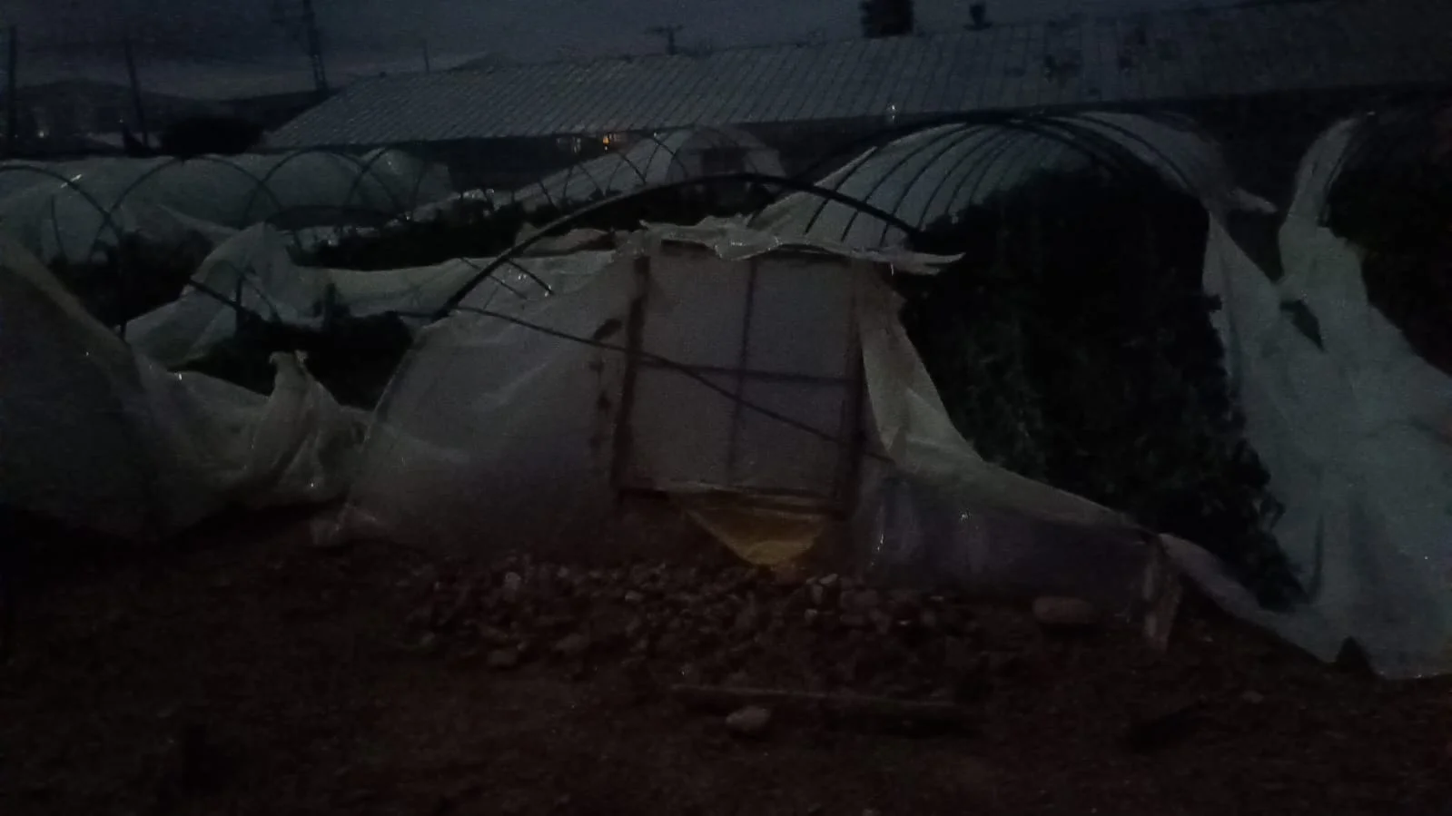 Mersin'de oluşan hortum seralara zarar verdi