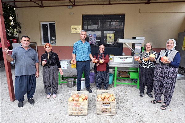 Mersin'de üreticilere nar taneleme ve sıkma makinesi desteği verildi