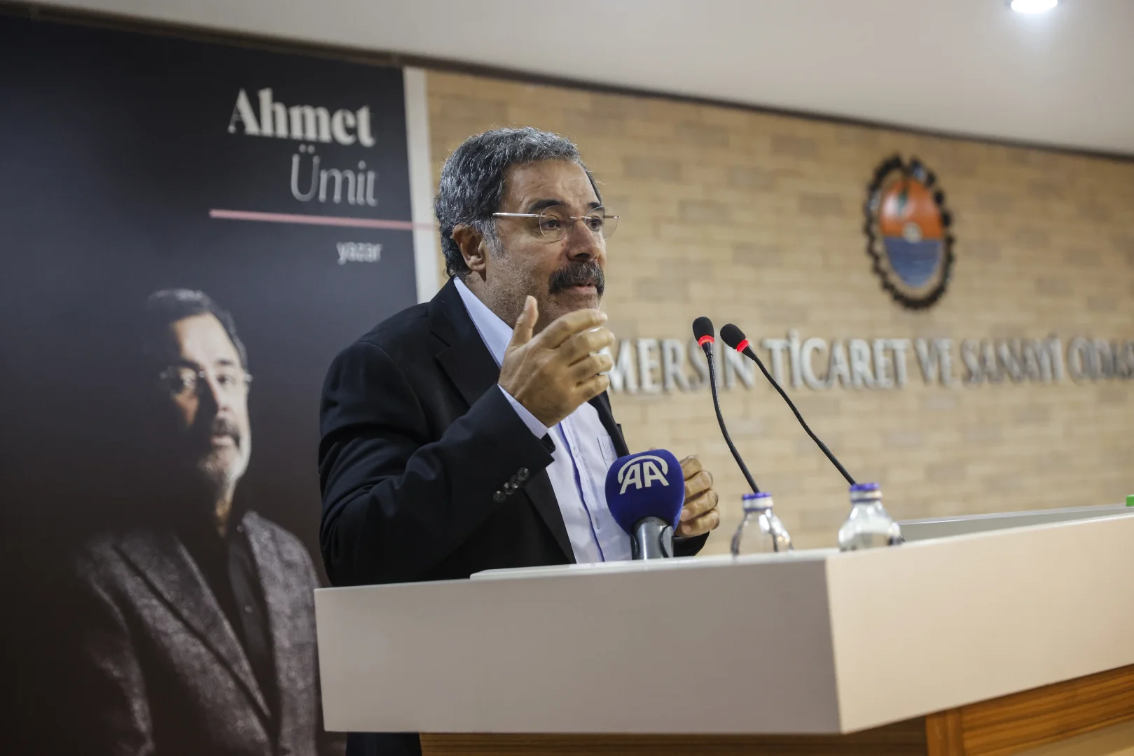 Mersin Kenti Edebiyat Ödülü, şair ve yazar Ahmet Ümit'e verildi