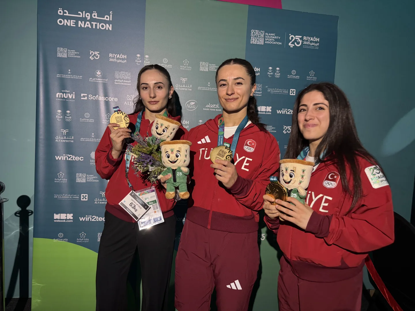 Milli kadın halterciler, Riyad'da kazandıkları 9 altın madalyayı Atatürk'e "armağan" etti