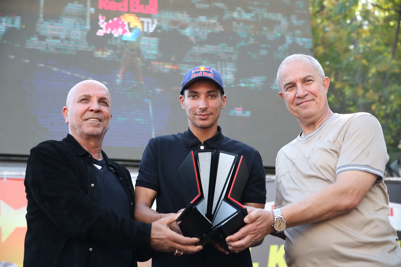 Milli motosikletçi Toprak Razgatlıoğlu, memleketi Alanya'da coşkuyla karşılandı