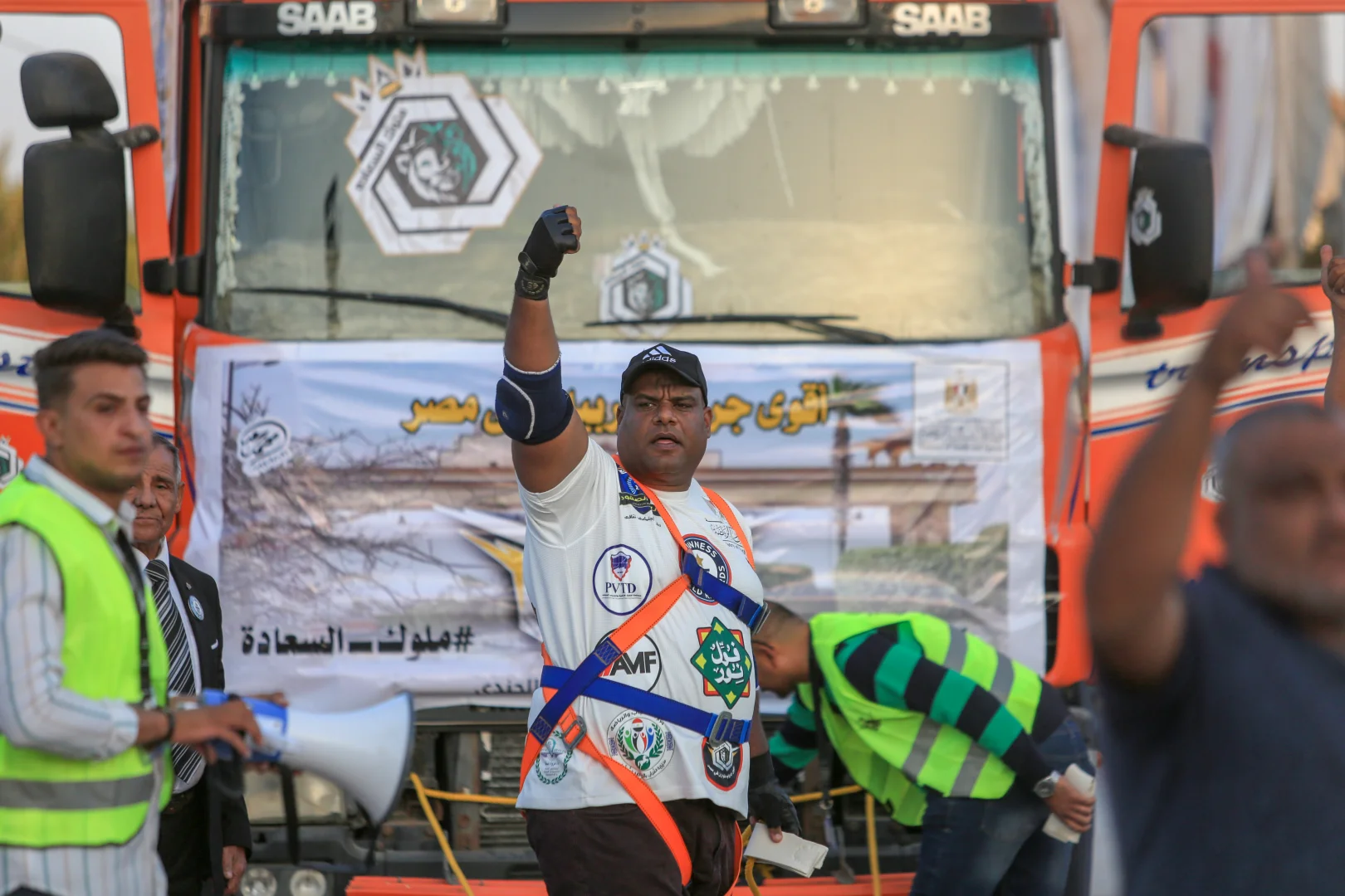 Mısırlı güreşçi Kabonga, tırı dişleriyle çekerek Guinness Rekorlar Kitabı'na yeni bir başarı ekledi