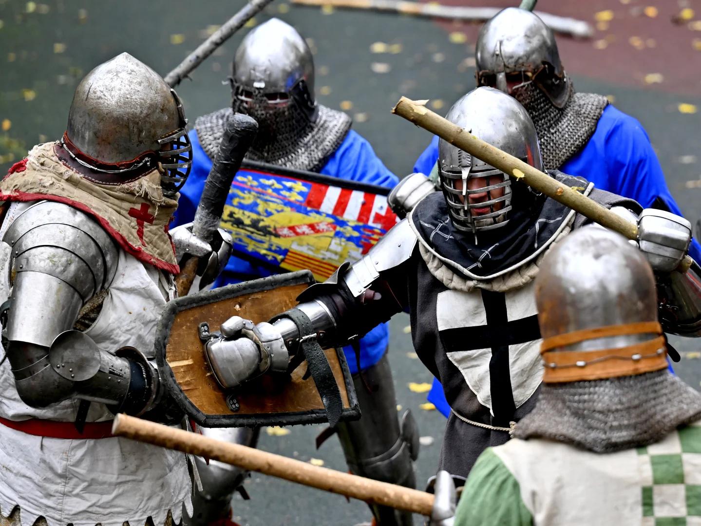 Moskova'da çelik zırhlarla Orta Çağ sokak kavgaları etkinliği