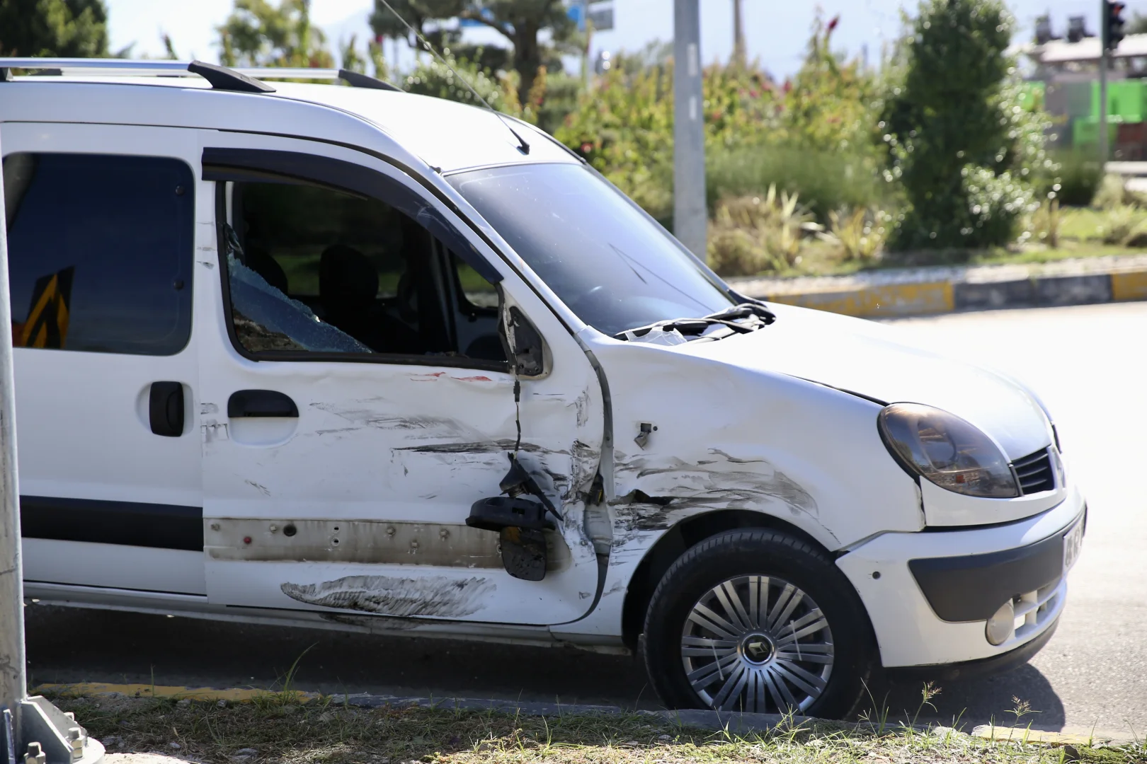 Muğla'da ambulansla çarpışan hafif ticari araçtaki 2 kişi yaralandı