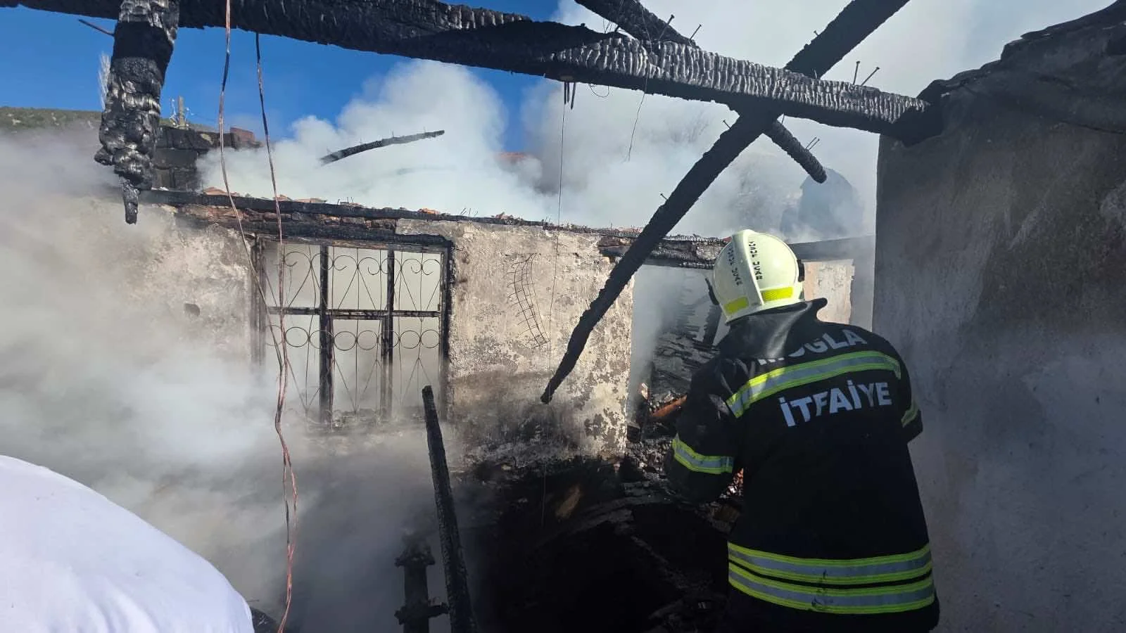 Muğla'da yangın çıkan müstakil ev kullanılamaz hale geldi