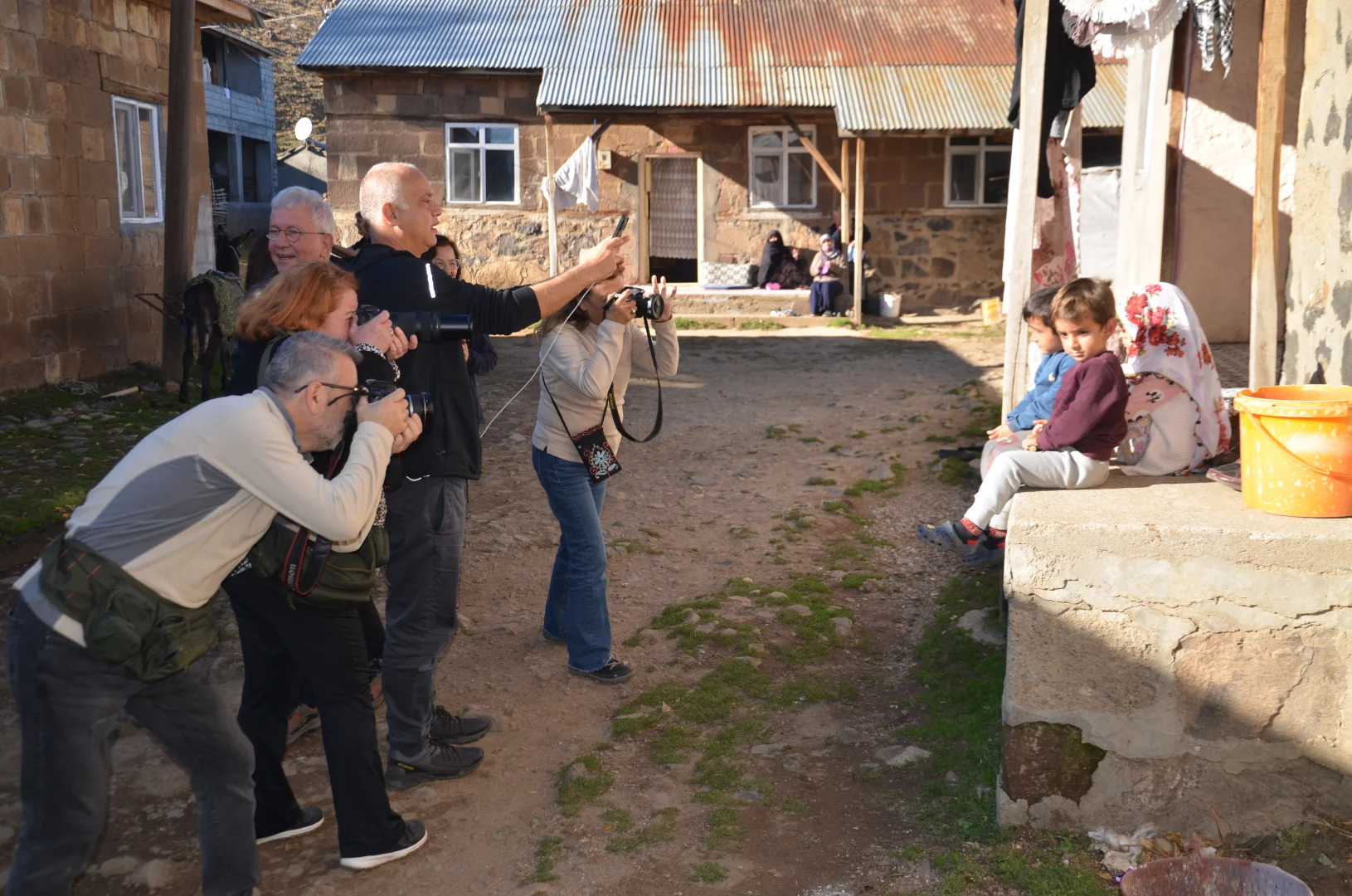 Muş'a gelen fotoğraf tutkunları kentin güzelliklerini görüntüledi
