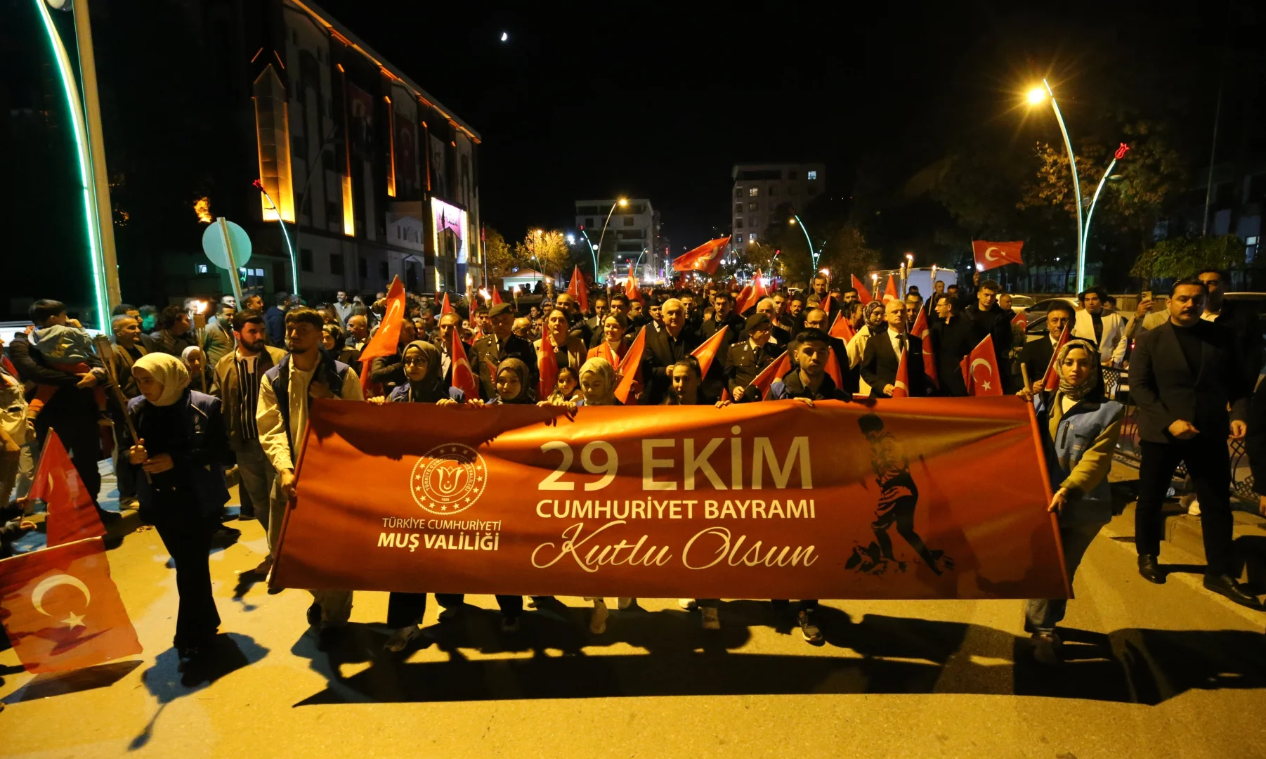 Muş'ta Cumhuriyet'in 102. yıl dönümü fener alayı ile kutlandı