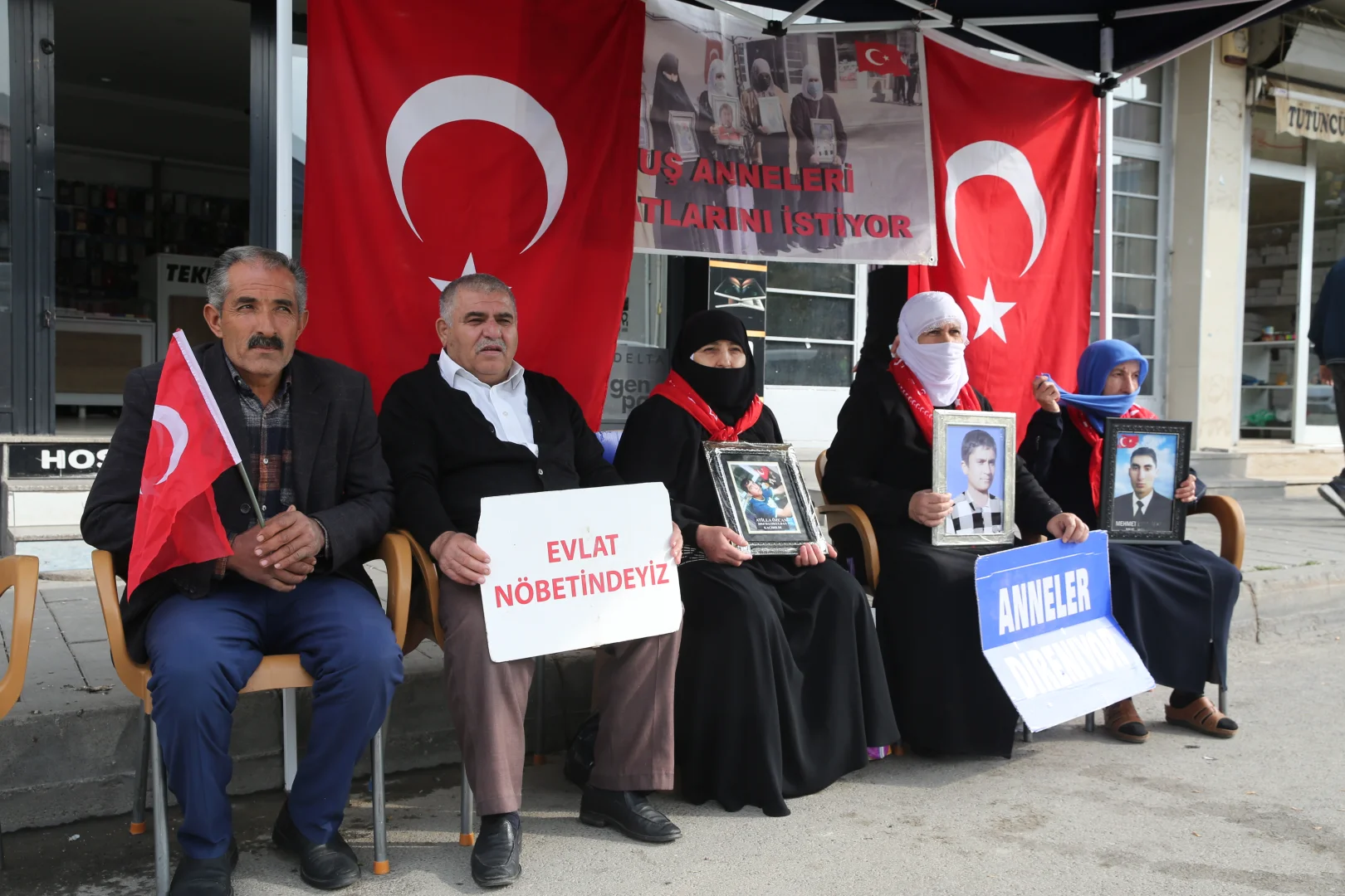 Muş'ta evlatlarına kavuşmak isteyen aileler, DEM Parti önündeki eylemlerini sürdürdü