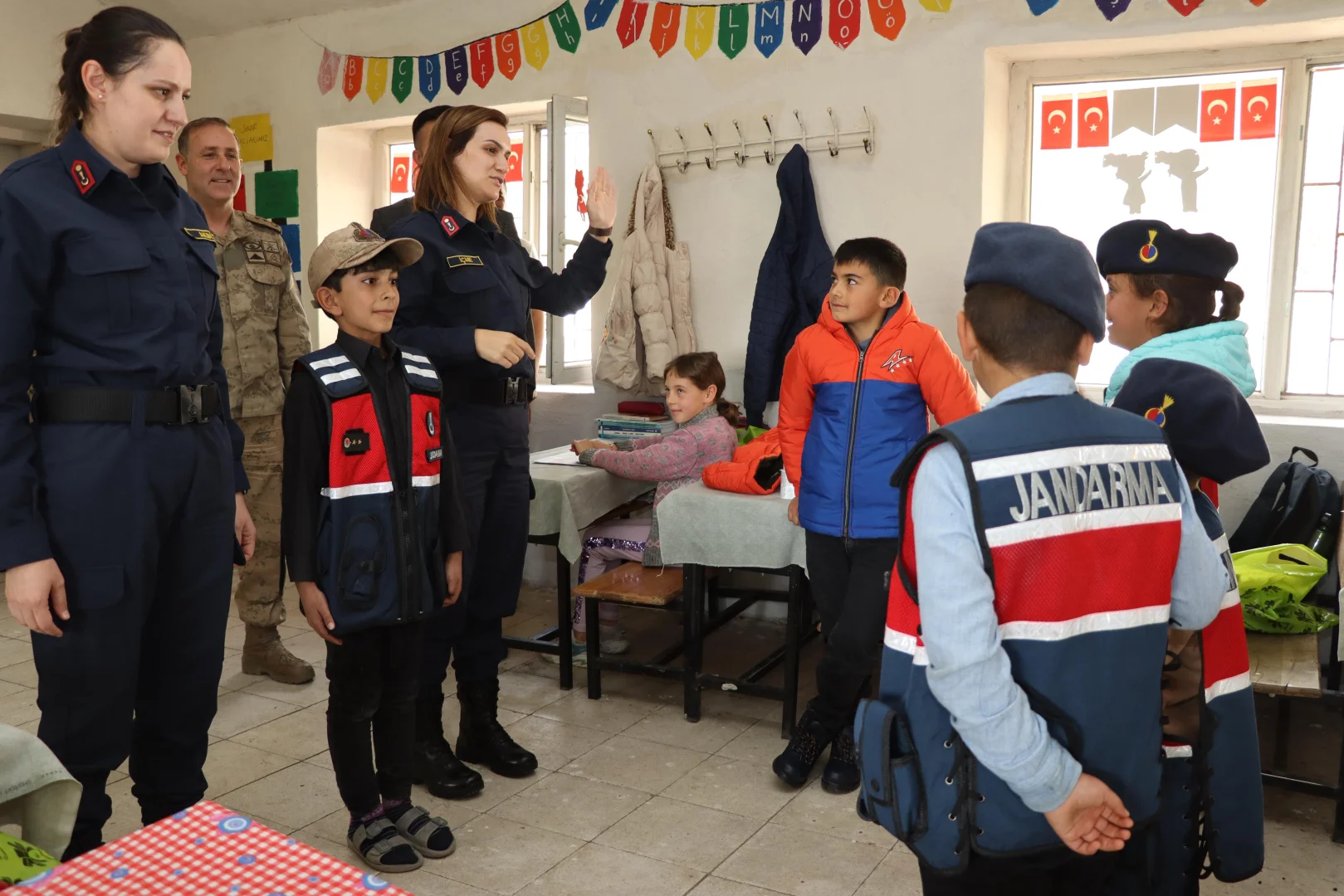 Muş'ta jandarma ekiplerinden köy okulundaki öğrencilere kışlık kıyafet yardımıı