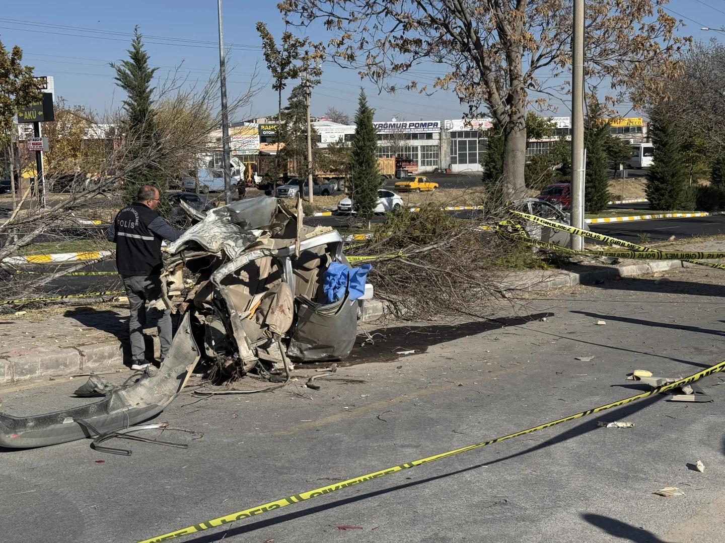 Nevşehir'de ağaca çarparak ikiye bölünen araçtaki 2 çocuk öldü, 1 çocuk yaralandı