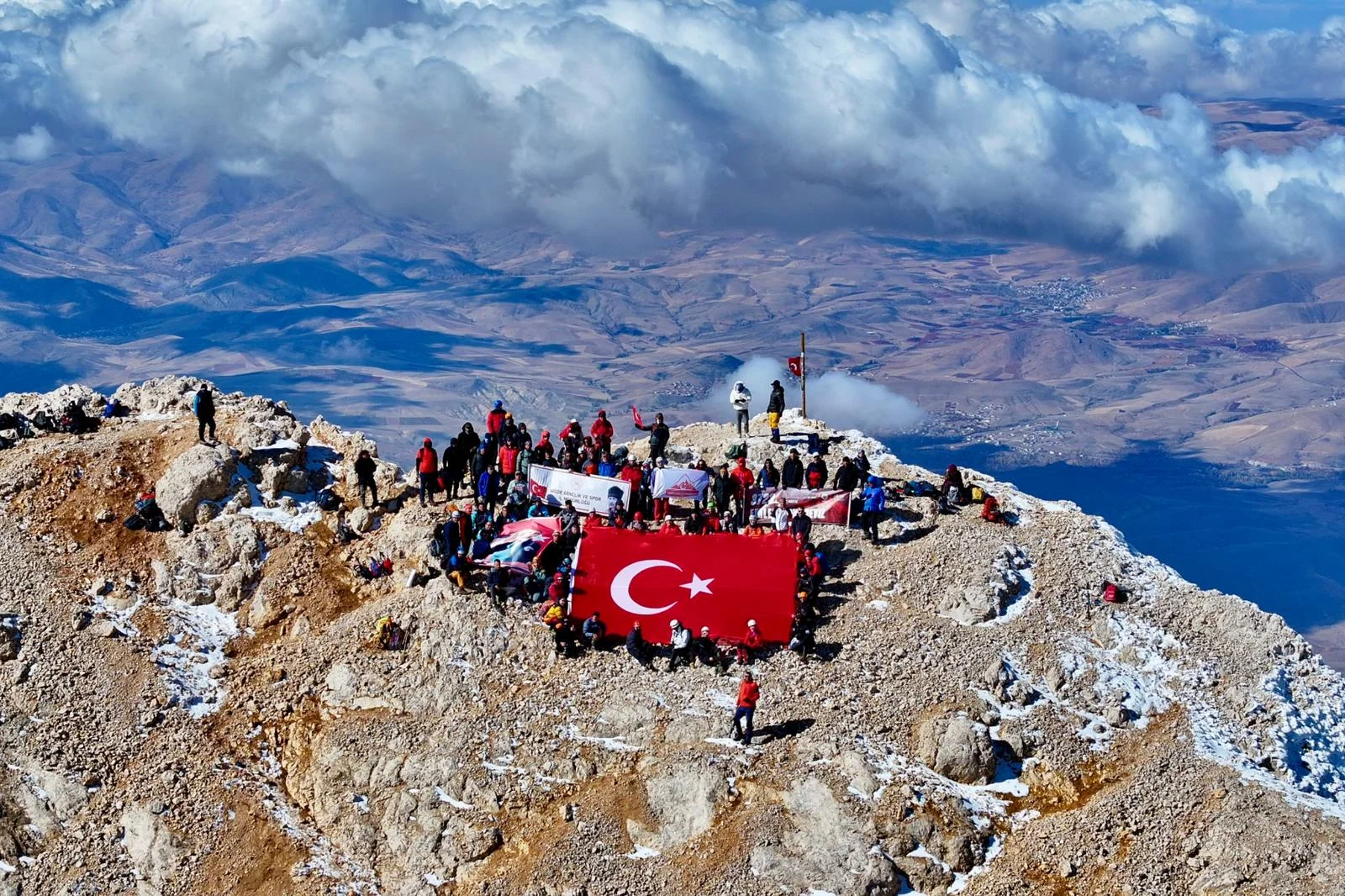 Niğde'de dağcılar Cumhuriyet'in kuruluşunun 102. yılında Aladağlar'a tırmandı