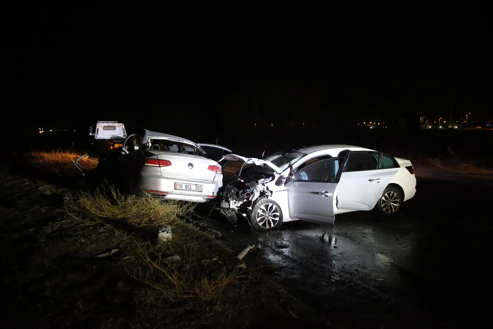 Niğde'de iki otomobilin çarpışması sonucu 3 kişi öldü, 6 kişi yaralandı