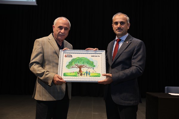 Nurullah Genç, kitap günlerinde okurlarıyla buluştu