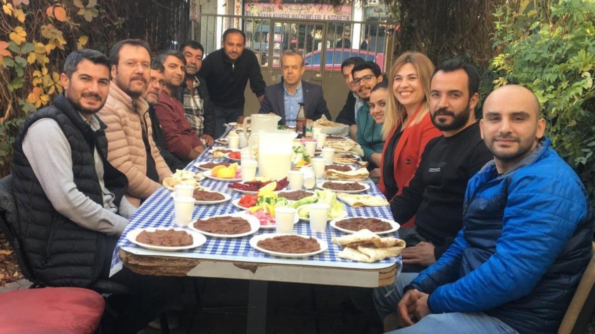 Öğretmenler Günü’nde, öğretmenlere çiğköfte ikram edildi