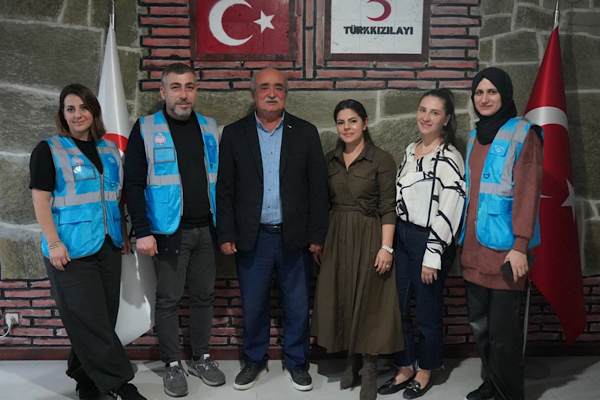 Orhangazi'de Mavi Yeleklilerden Kızılay’a ziyaret