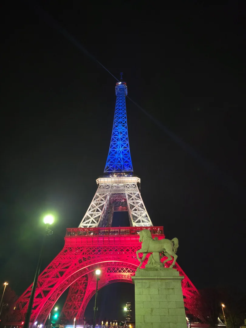 Paris, 2015 saldırılarının 10. yılında Eyfel Kulesi’ni Fransız bayrağı renkleriyle aydınlattı