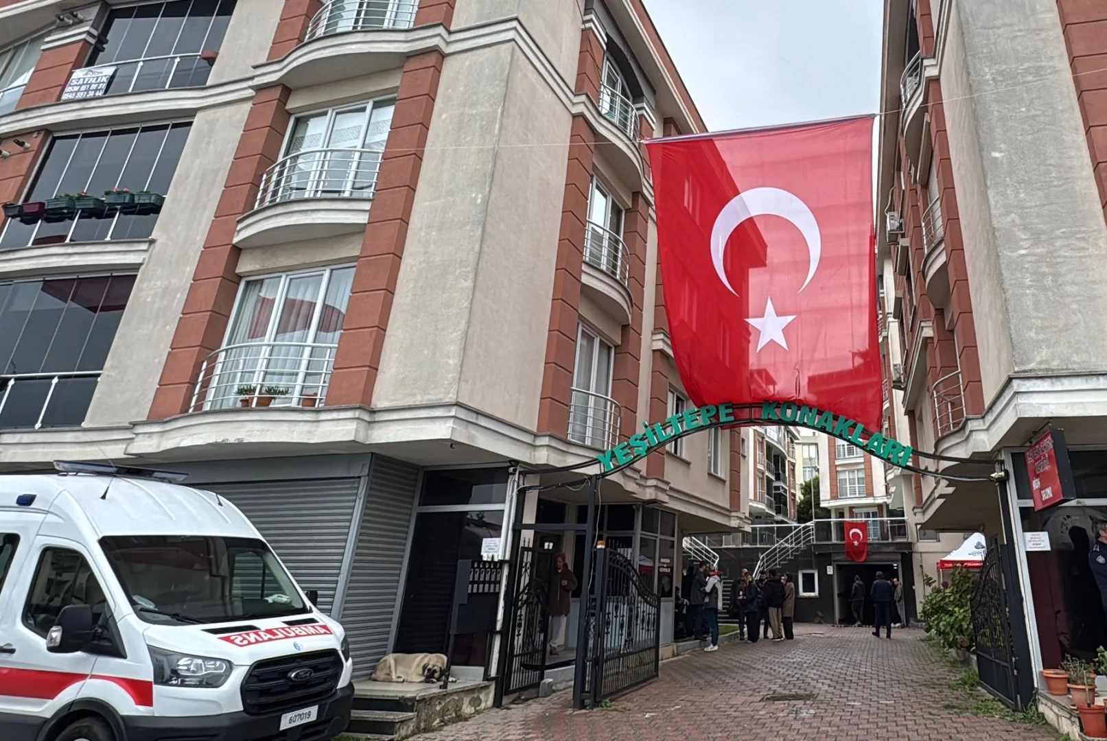 Pilot Yarbay Gökhan Korkmaz'ın Büyükçekmece'deki evinde taziye ziyaretleri sürüyor