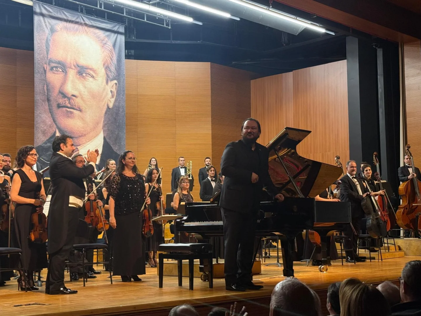 Piyanist Gökhan Aybulus Bursa'da konser verdi