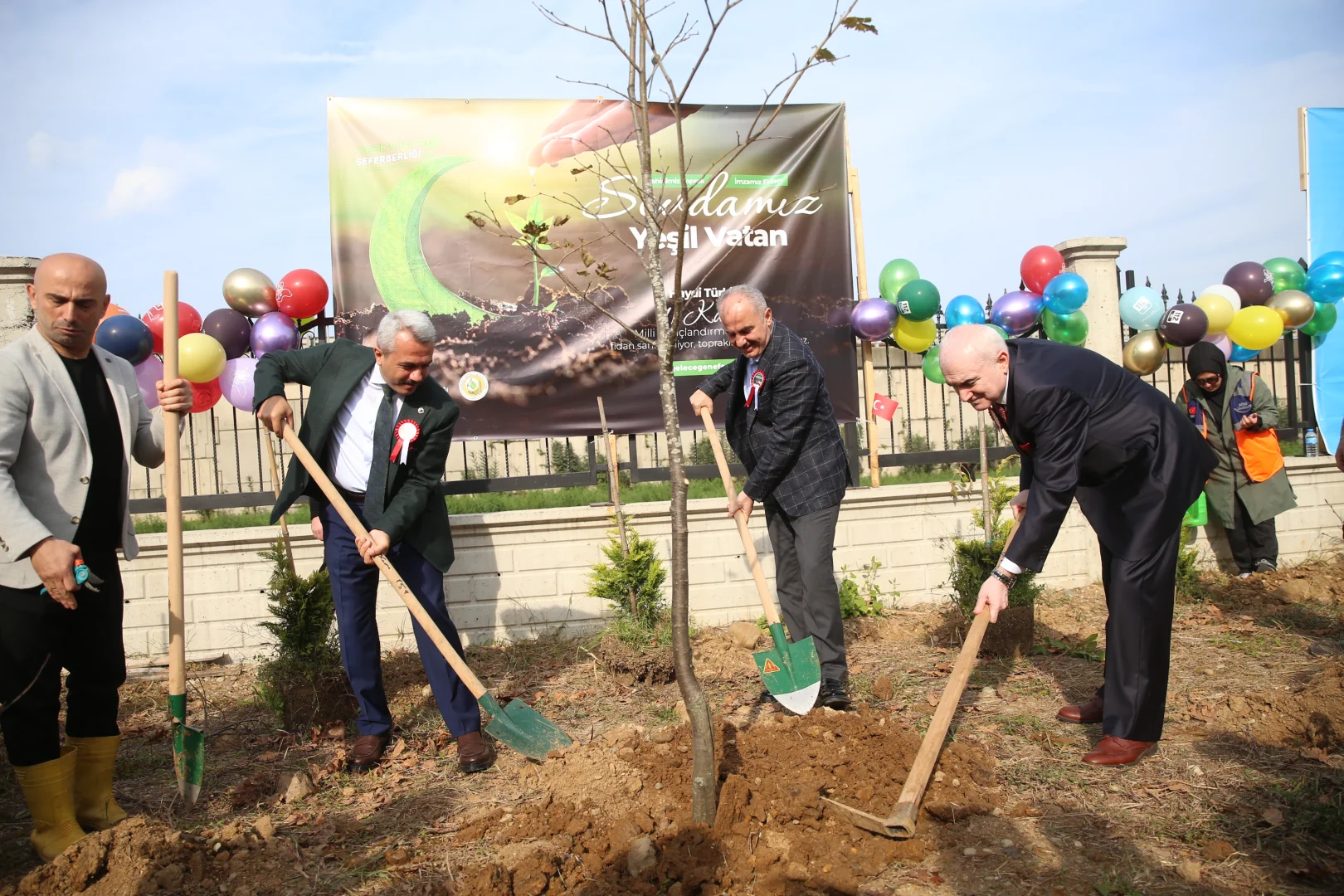 Rize'de "Milli Ağaçlandırma Günü" kapsamında fidan dikildi