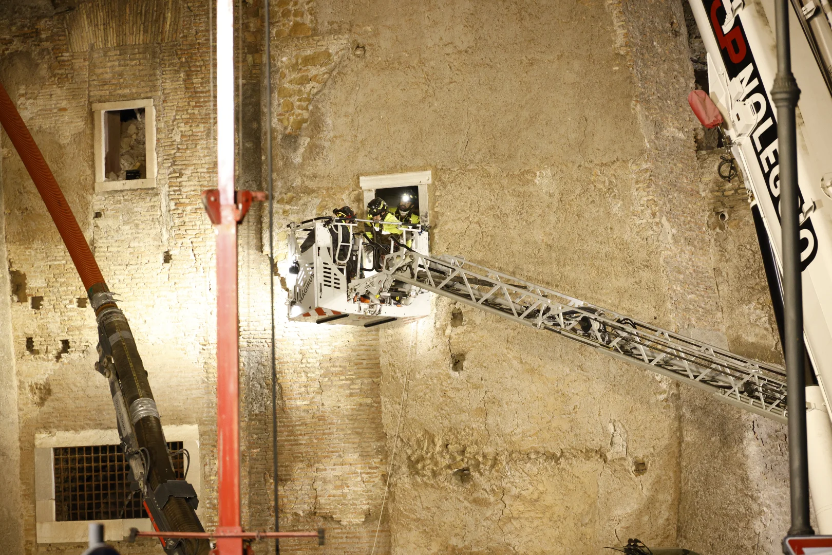 Roma'da bir kısmı çöken tarihi kulede mahsur kalan işçi 11 saat sonra enkazdan çıkarıldı