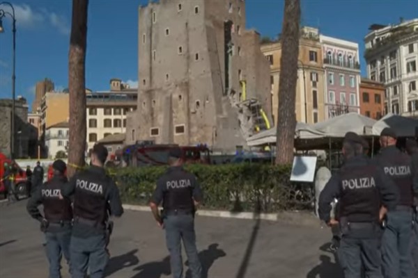 Roma'da ortaçağ kulesinin bir kısmı tadilat sırasında çöktü