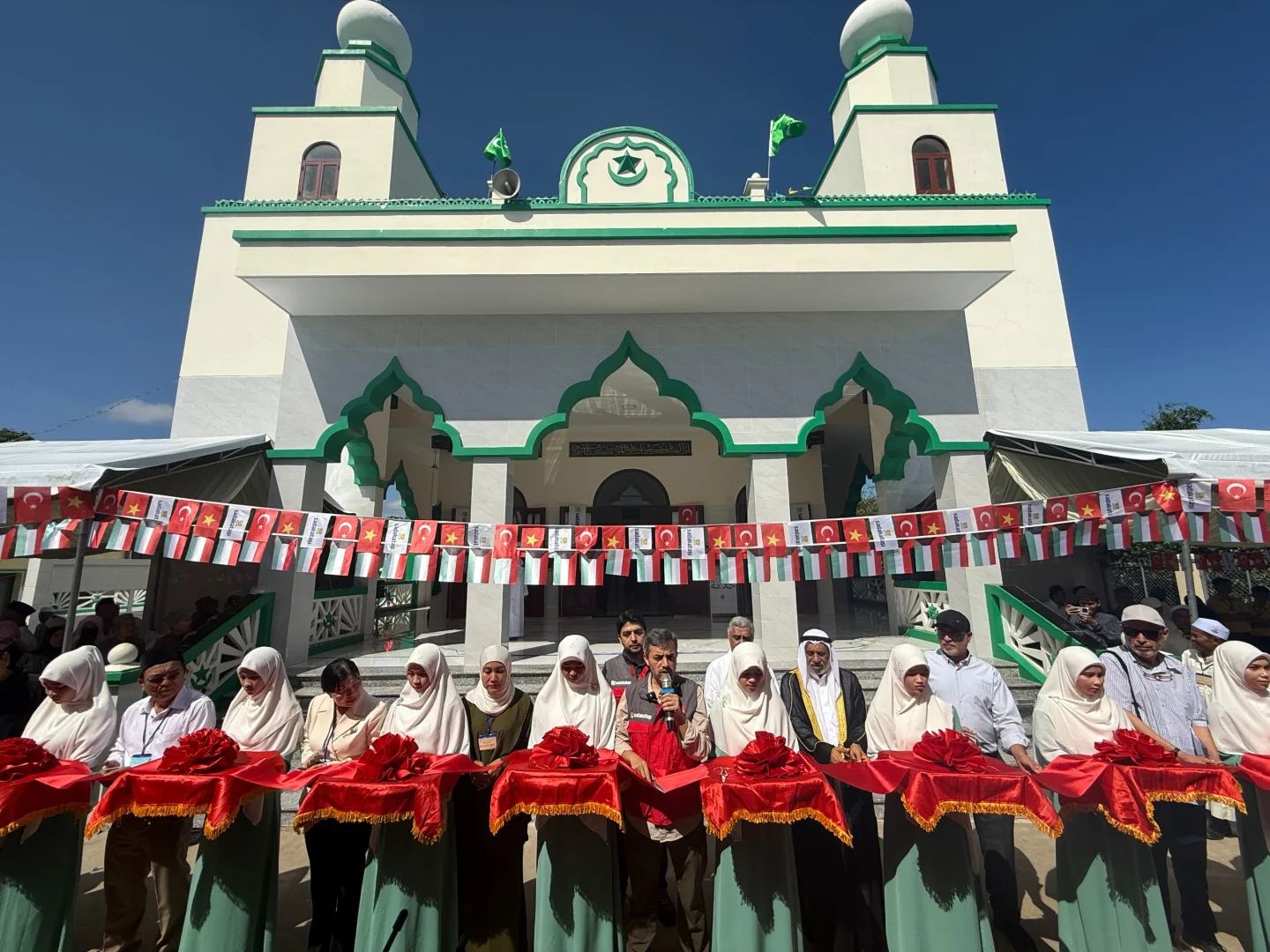 Sadakataşı Derneğince Vietnam'da inşa edilen cami ile okul hizmete açıldı
