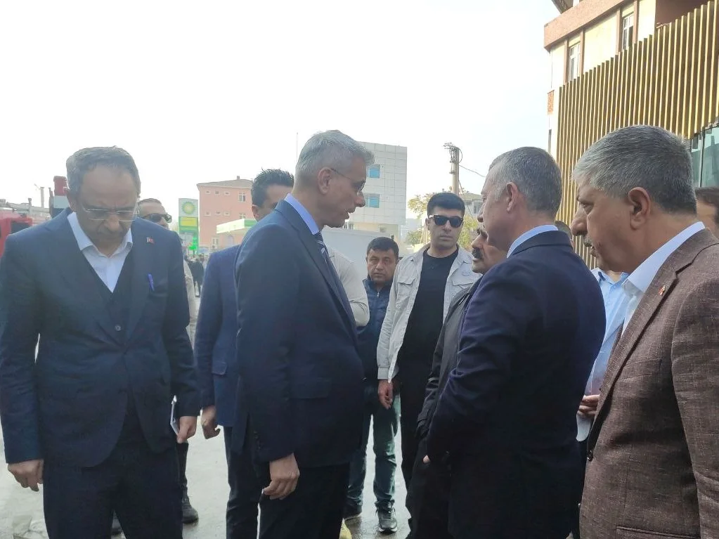 Sağlık Bakanı Memişoğlu, Kocaeli'de yangın çıkan parfüm deposunda incelemelerde bulundu
