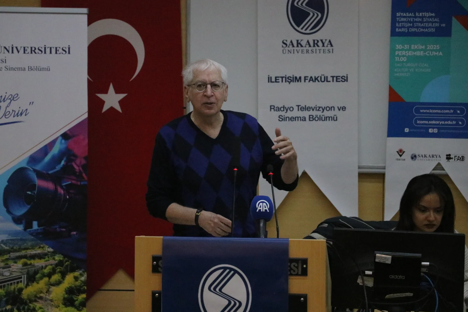 Sakarya'da Uluslararası İletişim Bilimleri Sempozyumu'nda dijital bağımlılık ele alındı