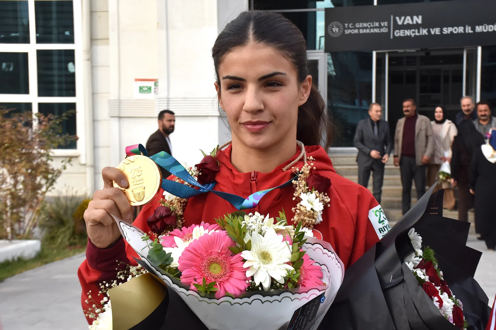 Şampiyon boksör Erginoğuz memleketi Van'a döndü