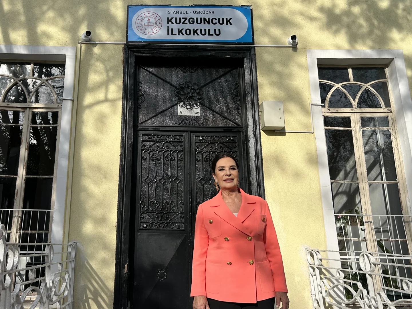 Sanatçı Hülya Koçyiğit, mezun olduğu ilkokulda öğretmenlerle bir araya geldi