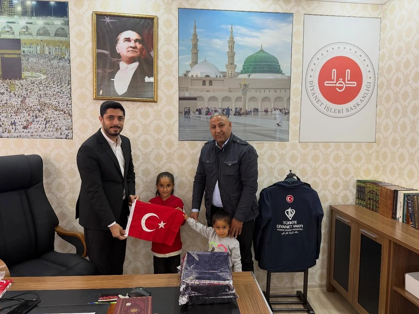 Şanlıurfa'da kız kardeşlerin bayrak sevgisi yürekleri ısıttı