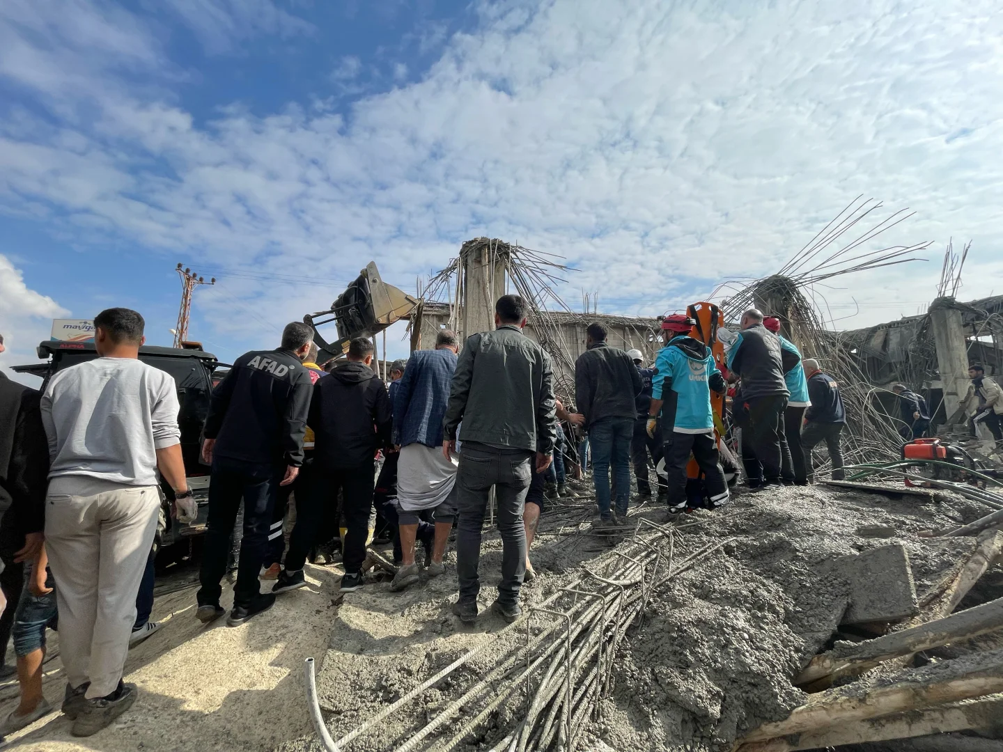 Şanlıurfa'da tek katlı inşaatın çökmesi sonucu 2 işçi ağır yaralandı