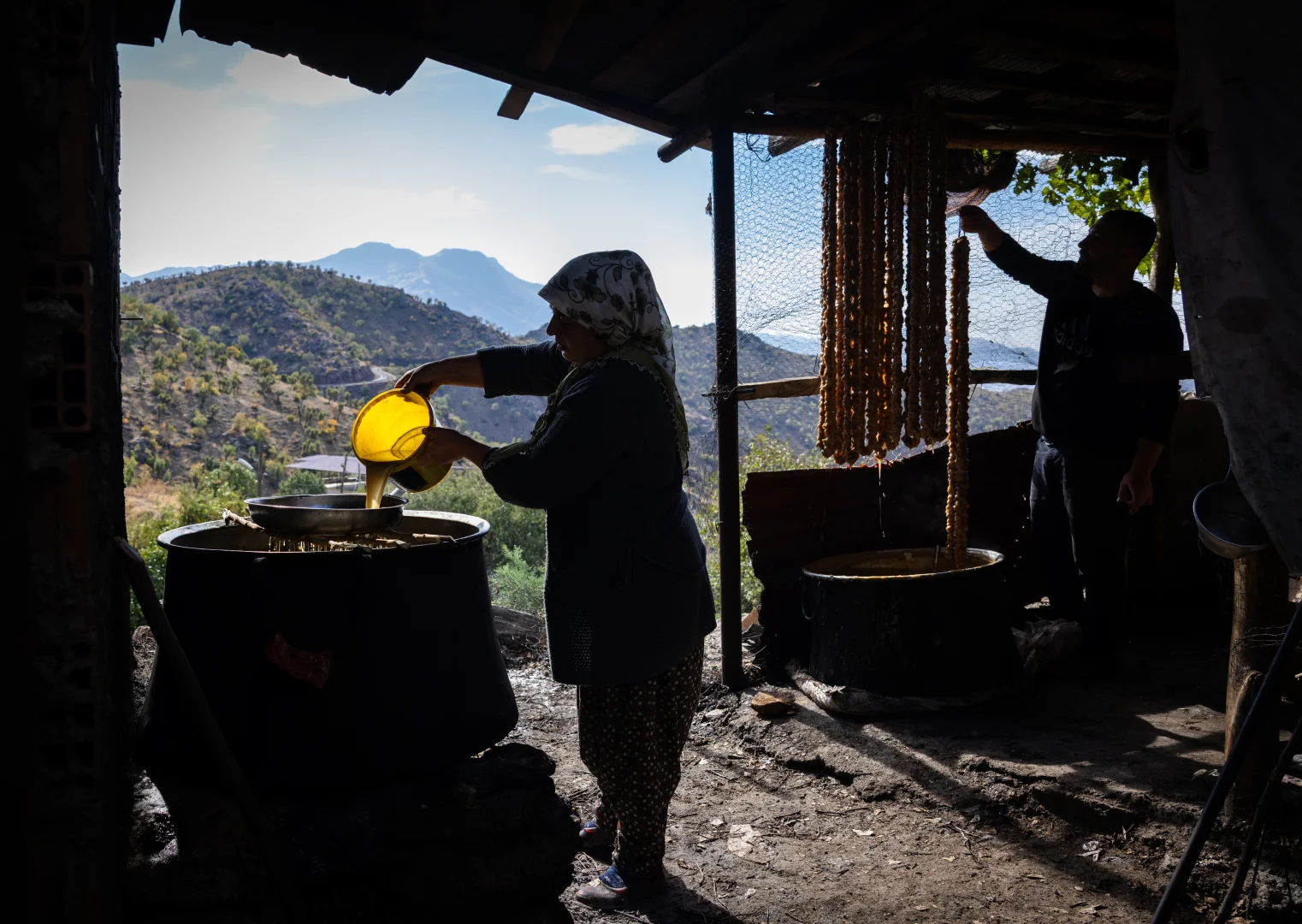 Sason’da geleneksel cevizli sucuk ve pestil mesaisi