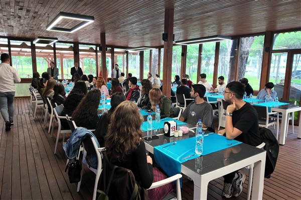 Serik Belediyesi'nden öğrencilere tanışma kahvaltısı